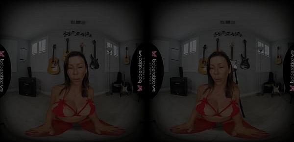  Solo woman, Alexis Fawx is moaning while cumming, in VR